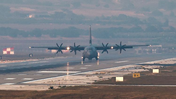 Die Vorbereitungen sind bereits in vollem Gange. Hier landet eine Maschine der US Air Force auf dem Stützpunkt Incirlik in der Türkei.