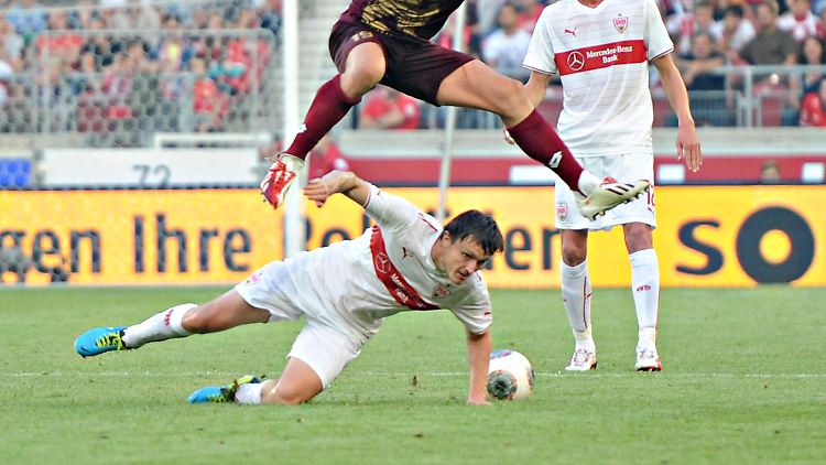 Stuttgarts Williams Kvist im Zweikampf mit Leon Benko.