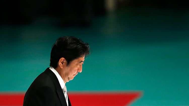Shinzo Abes Plan scheint aufzugehen: Mit ultralockerer Geldpolitik versucht er, die Wirtschaft des Landes in Schwung zu bringen.