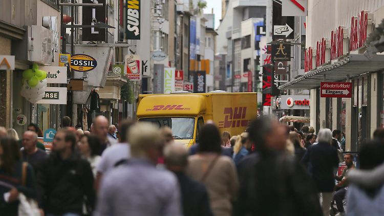 Viele Menschen, viele Autos, viel Lärm.