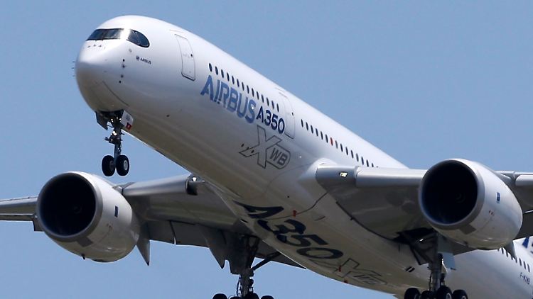 Ein Millionendarlehen für die Entwicklung des A350 entzweit Airbus und die Bundesregierung.