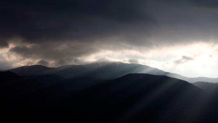 Die Sonne kämpft sich durch die Wolken.