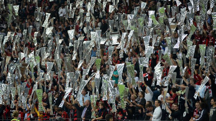 Die Fans der Eintracht zeigen ihre Vorfreude auf den Europapokal beim Play-Off-Spiel gegen Karabach.