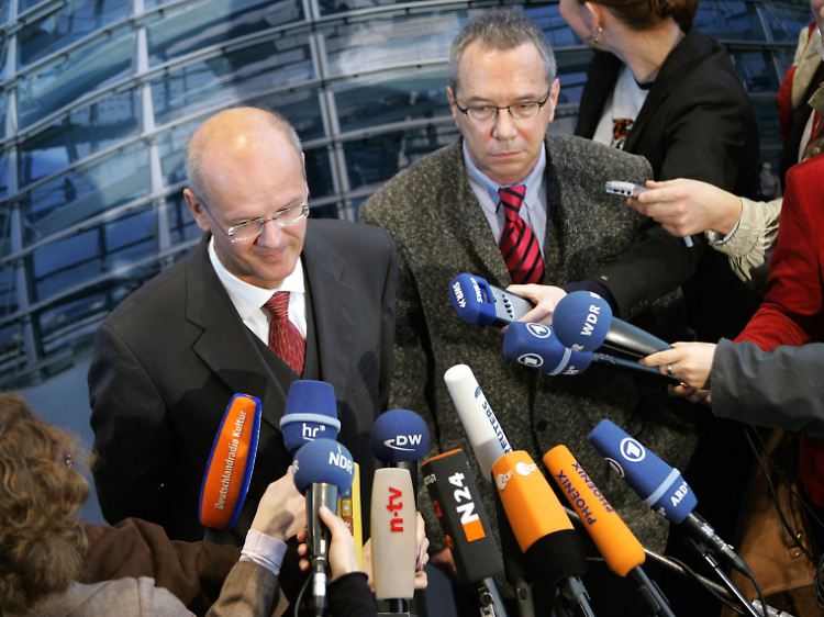 2007 saßen Nešković und Kauder (l.) noch für die Linkspartei beziehungsweise die Union im Bundestag, heute treten beide als unabhängige Kandidaten an.