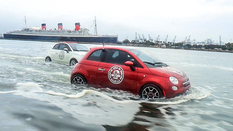 Mit einer Spezialausstattung wird der Fiat 500 zum Wasserläufer.