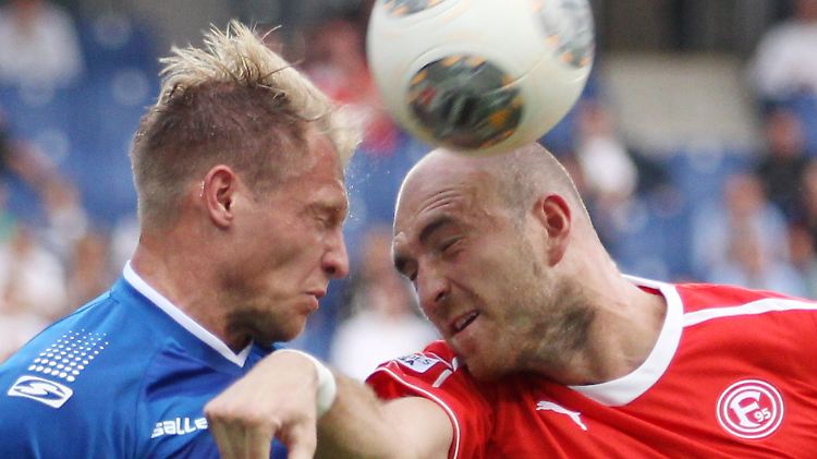 Der Bielefelder Thomas Hübener (l.) köpft den Ball vor dem Düsseldorfer Martin Latka.
