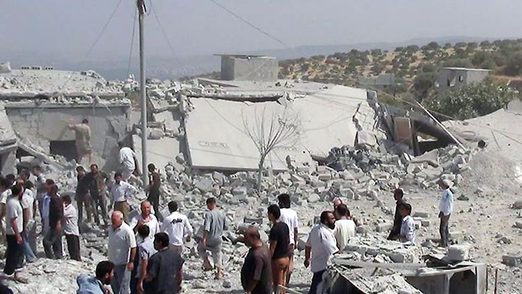 Menschen durchsuchen die Trümmer ihrer Häuser nach einem mutmaßlichen Angriff der syrischen Regierung in der Provinz Idlib.