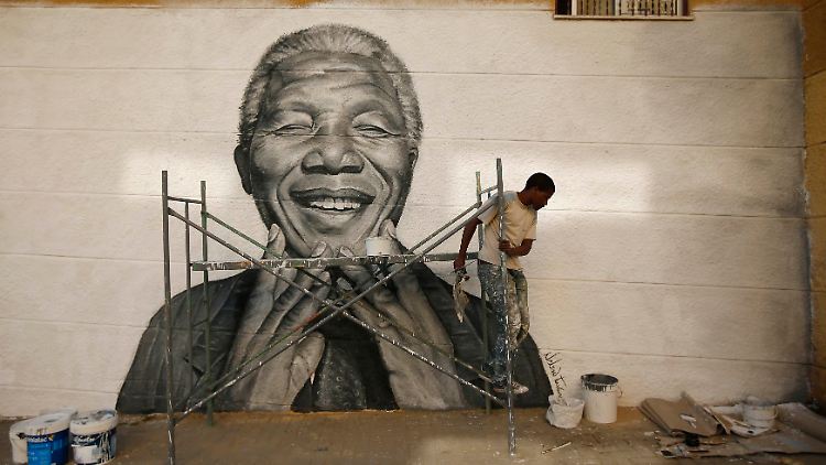 Die ganze Welt nimmt Anteil an Mandelas Gesundheitszustand - Graffiti in Lissabon.
