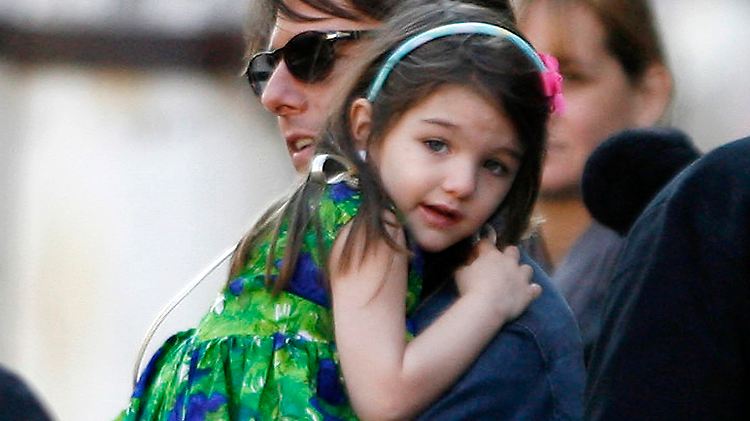 Suri Cruise auf dem Arm ihres Daddys. Sie wird schon jetzt als kleine Fashion-Ikone gehandelt. 