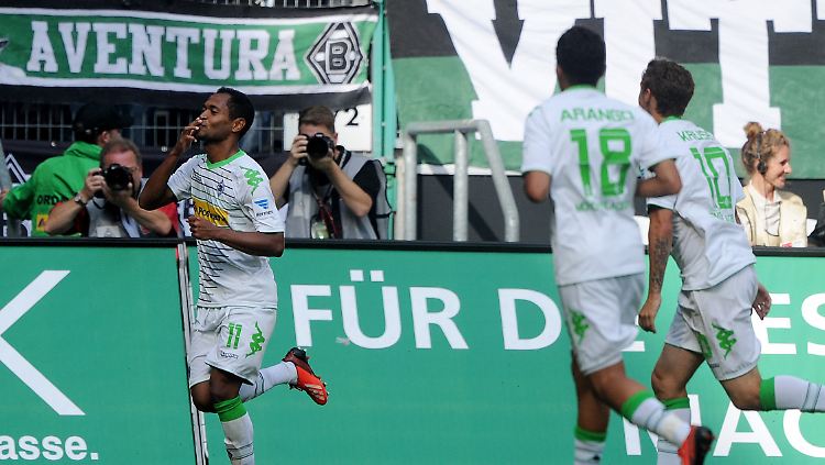 Raffael bejubelt seinen Treffer zum 2:1.