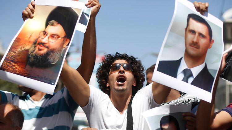 Ein Palästinenser demonstriert für den Hisbollah-Führer Sayyed Hassan Nasrallah und den syrischen Präsidenten Baschar al-Assad.