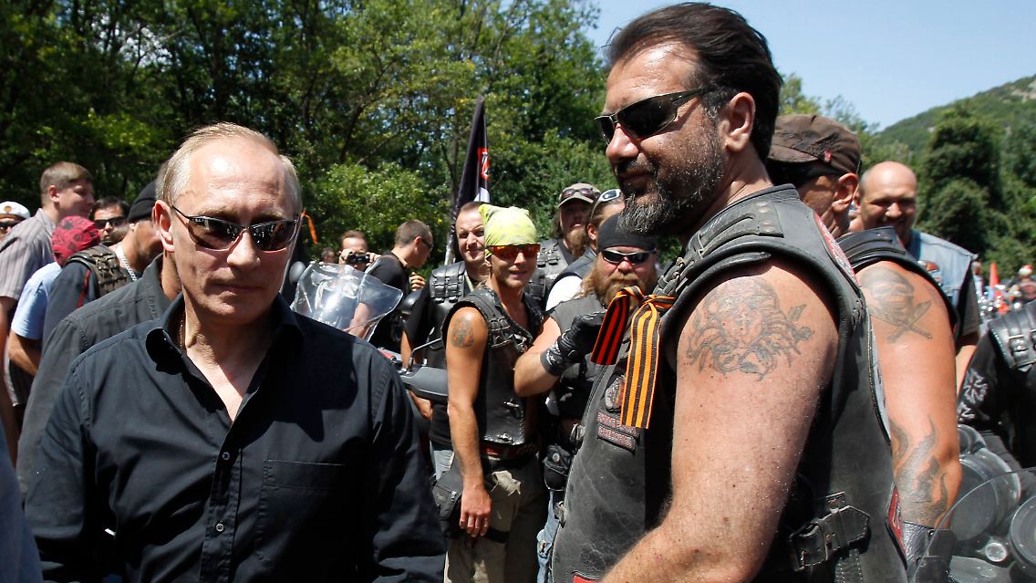 Putin (im Foto links) bei Freunden.