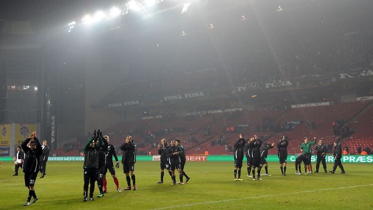Hier ins Parken-Stadion dürfen nur "echte Dänen". Auf dem Archivbild feiern Spieler von Hannover 96 nach einem Sieg.