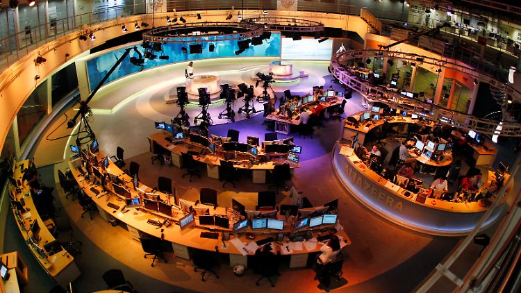 Die Berichte von Al-Dschasira, hier ein Blick in Redaktion und Studio in Katar, gelten als zumeist ausgewogen.