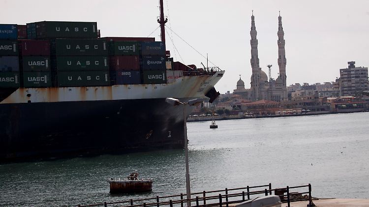 Im Suez-Kanal in Ägypten sind die "dicken Pötte" zum Greifen nah - auch für Terroristen.