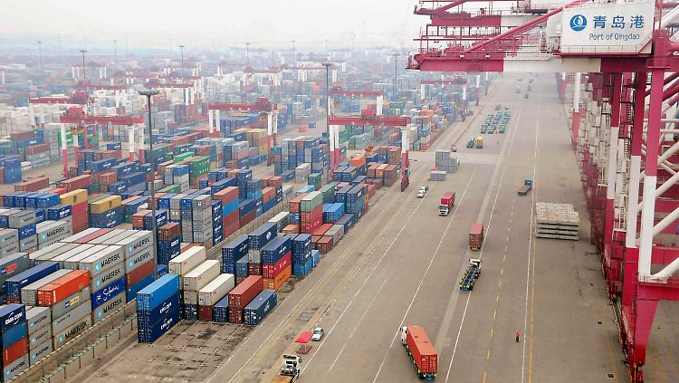 Container im Hafen von Qingdao.