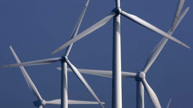Windräder in der Nähe von Brüssow in Mecklenburg-Vorpommern.