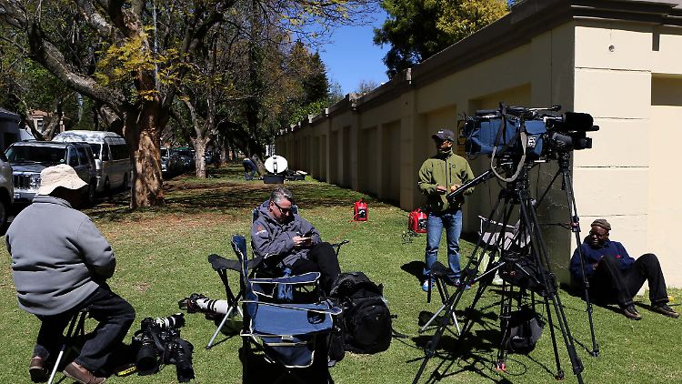 Vor Mandelas Haus warten bereits die Medien.