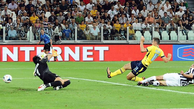 Buffon kann nur abprallen lassen, Klose vollstreckt.