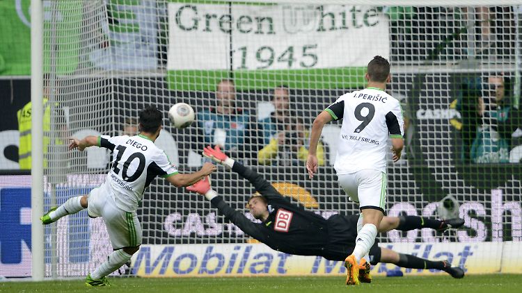 In den ersten sechs Spieltagen der Bundesliga gab es noch kein 0:0. Hier trifft der Wolfsburger Diego am vierten Spieltag gegen Hertha BSC. 