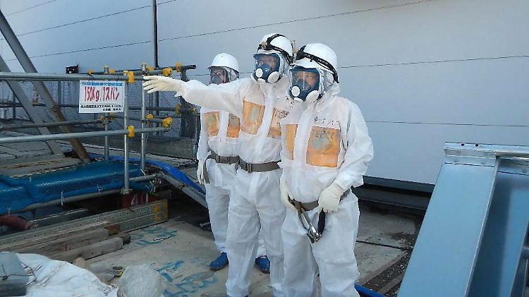 Kontrolleure an dem havarierten Atomkraftwerk in Japan.
