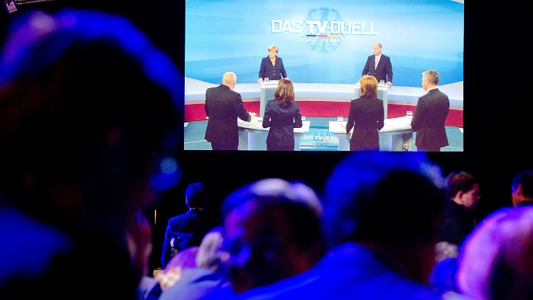 Gäste verfolgen das TV-Duell vor der Bundestagswahl zwischen Bundeskanzlerin Merkel (CDU) und dem SPD-Spitzenkandidaten Peer Steinbrück im Fernsehstudio in Berlin-Adlershof.