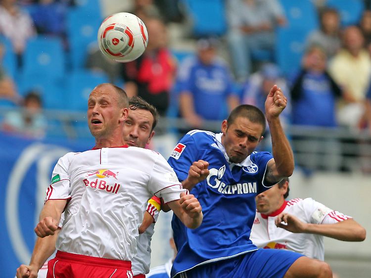Der Ex-Bundesligaprofi Timo Rost, links, im Zweikampf mit Schalkes Edu.