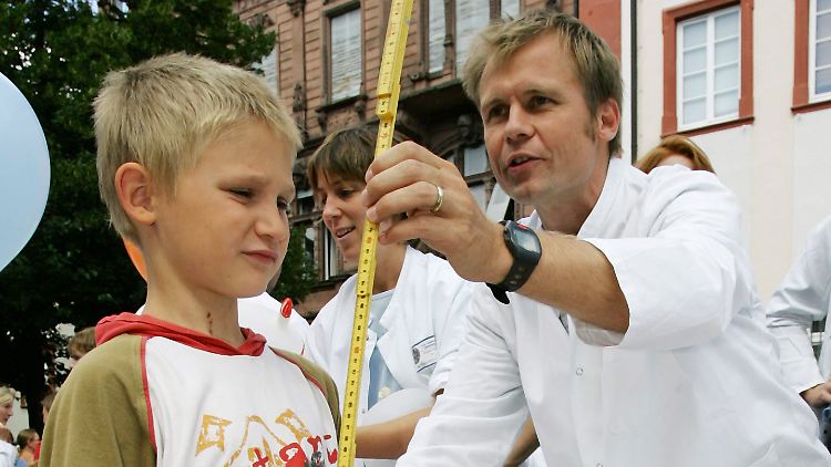 Kleine Familiengrößen gehen mit ansteigenden Körpermaßen einher. Dieser Junge wird wohl etwa 1,80 Meter groß werden.