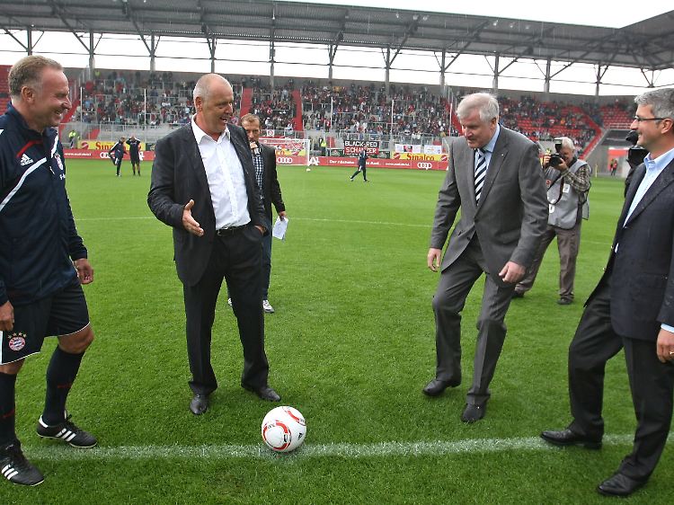 Während seine Bayern mit Fitnesstrainer-Spieler Marcelo Martins am Gardasee gewannen, kickt der Vorstandsvorsitzende Karl-Heinz Rummenigge (links), bei der Stadioneröffnung des FC Ingolstadt.