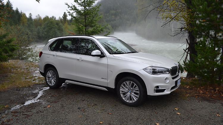 Der X5 lässt sich auch abseits der Straße bewegen und passt sich elegant seinem rustikalen Umfeld an.