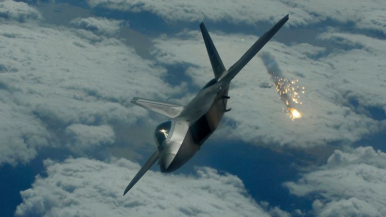 Im Bild ein Stealth-Jagdbomber vom Typ F-22 "Raptor".