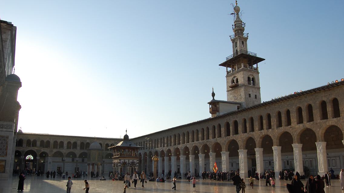 Die gleichnamige Moschee in der Hauptstadt Damaskus dagegen ist bisher verschont worden. Sie gilt als eine der ältesten Moscheen der Welt.