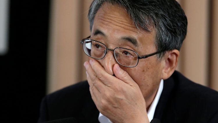 Der Chef der japanischen Atomaufsicht, Shinichi Tanaka, erhält immer neue Hiobsbotschaften aus dem havarierten Kraftwerk.