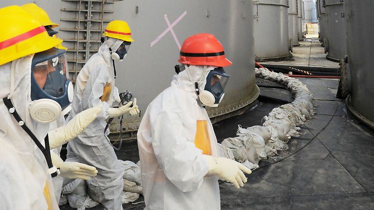 Immer mehr Tanks rosten durch. Mit Sandsäcken wird das kontaminierte Wasser zurückgehalten.