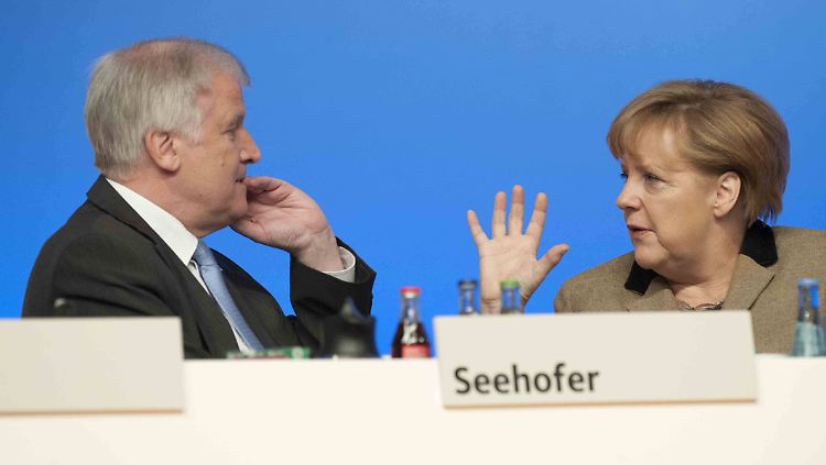 Seehofer setzt zwei Wochen vor der bayerischen Landtagswahl voll auf die Pkw-Maut. Dafür nimmt er auch Streit mit der großen Schwester CDU in Kauf.