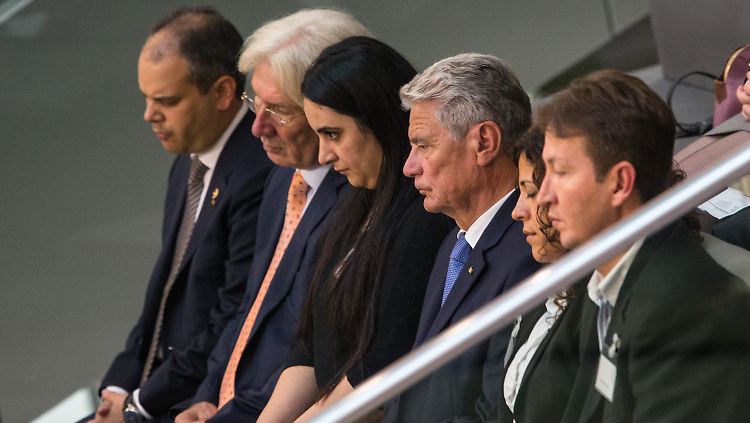 Auf der Tribüne: Bundespräsident Joachim Gauck (3. v. re.) und Angehörige der Opfer.
