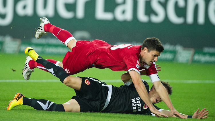 Kaiserslauterns Florian Dick (oben) fällt über Andre Fomitschow nachdem er den Cottbuser gefoult hatte.