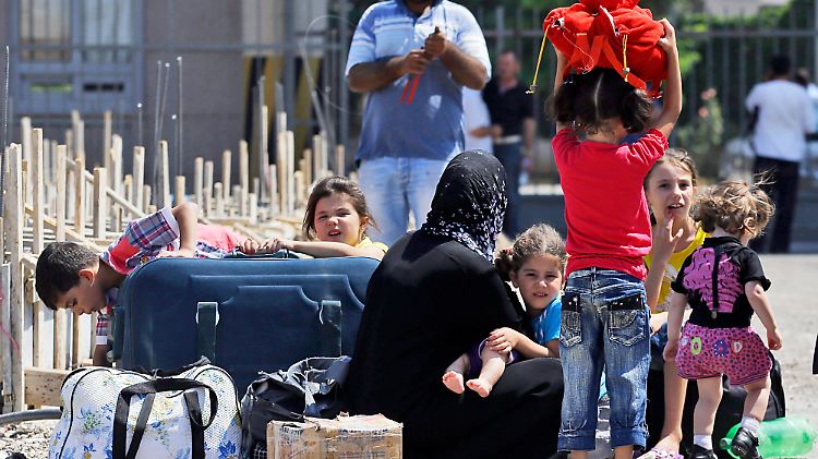 Syrische Flüchtlinge an der Grenze zur Türkei: Allein dorthin gingen schon 460.000.