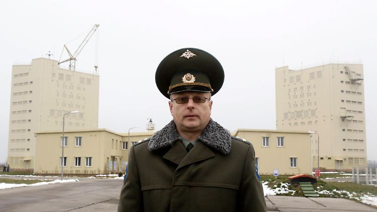 Ein russischer Offizier steht vor der Radarstation in Armawir, die den Raketenangriff bemerkt haben soll.