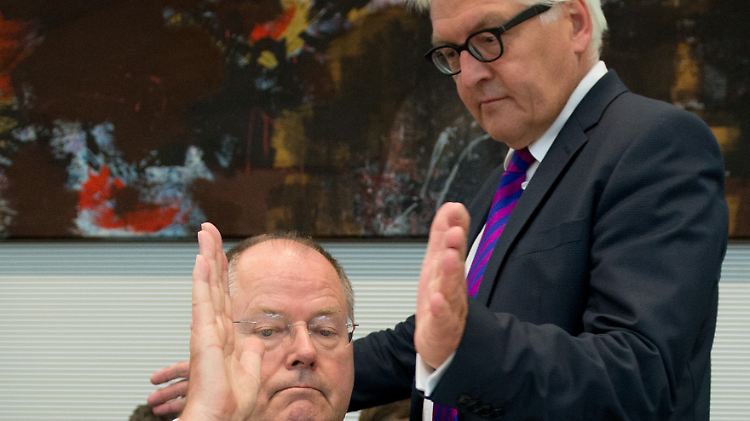 Ziemlich beste Kollegen: Steinmeier (rechts) wettert mit und für seinen Kanzlerkandidaten Steinbrück gegen die Kanzlerin.