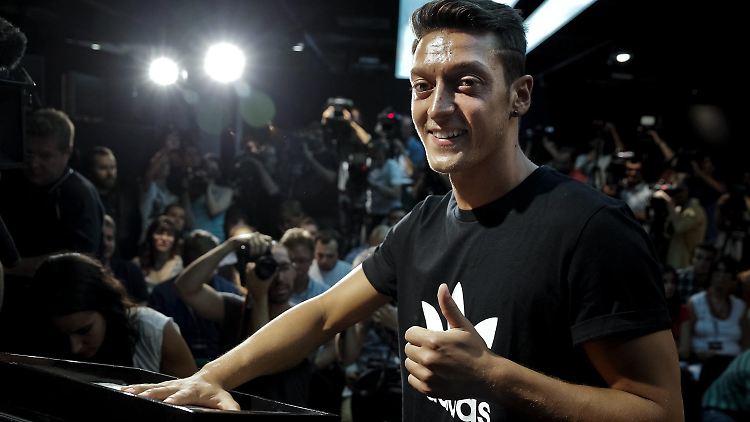 Es gibt Menschen, die nennen ihn den "Zauberer von Oz": Mesut Özil. Ein prima Fußballer ist er allemal.