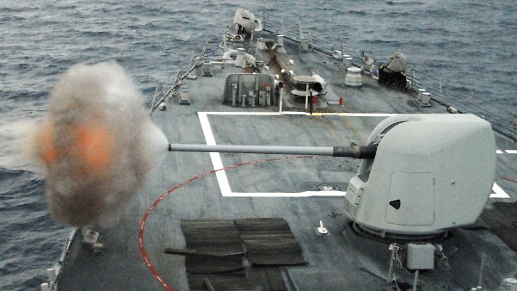 Ein Lenkwaffen-Zerstörer, der bei einer Übung im Atlantik sein Artilleriegeschütz MK-45 abfeuert.