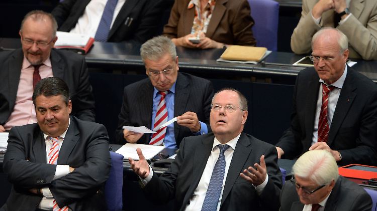 Peer Steinbrück würde der Kanzlerin gerne ins Wort fallen.