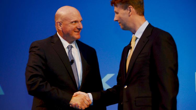 Sie besiegeln die Zäsur: Microsoft-Chef Steve Ballmer (l.) und Nokias Verwaltungsratschef Risto Siilasmaa (r.) im finnischen Espoo.