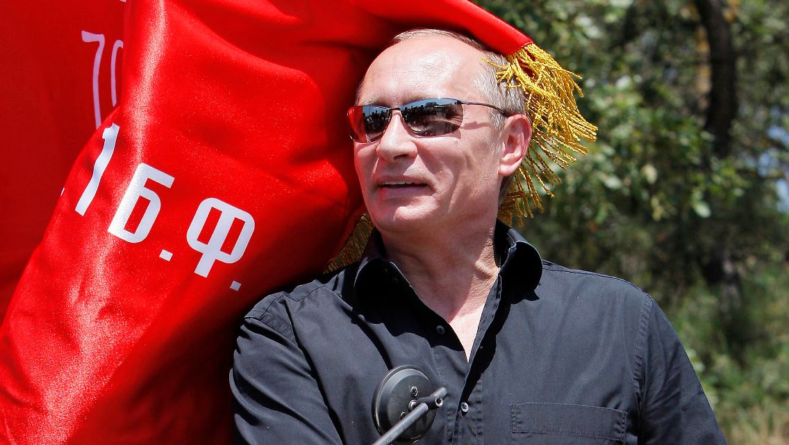 Putin inszeniert sich gern als starker Mann und posiert lässig bei einem Biker-Treffen in der Ukraine für die Fotografen.