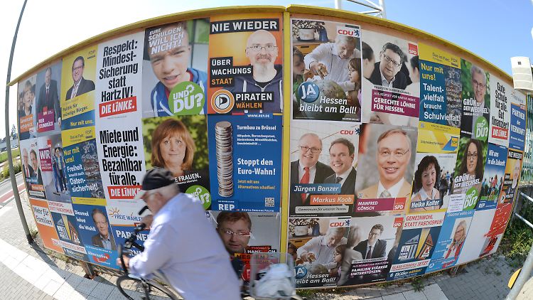 Konventionelle Kommunikation der Parteien: Plakatwand im hessischen Oberursel.