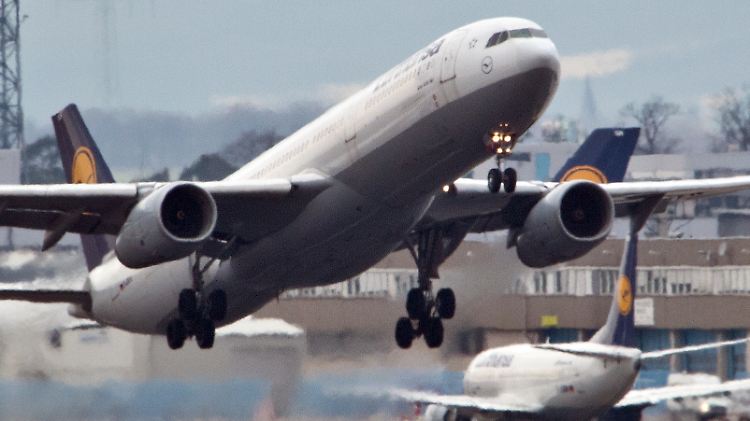 Von der Entscheidung der höchsten hessischen Verwaltungsrichter sind bis zu 150 der rund 700 täglichen Starts vom Frankfurter Flughafen betroffen.
