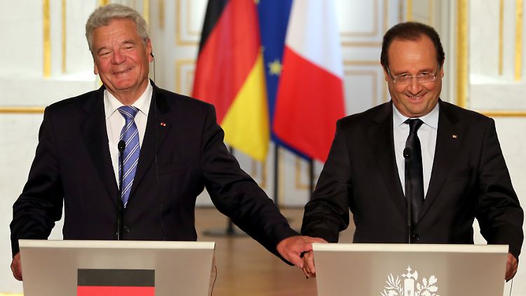 Gauck und Hollande - eine Geste der Freundschaft.