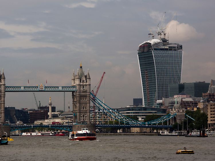 Das 37-stöckige Gebäude an der 20 Fenchurch Street, rechts, ist noch nicht fertig und sorgt schon für Probleme: Bei Sonneneinstrahlung werden die großen Glasflächen zu riesigen Reflexionsflächen.