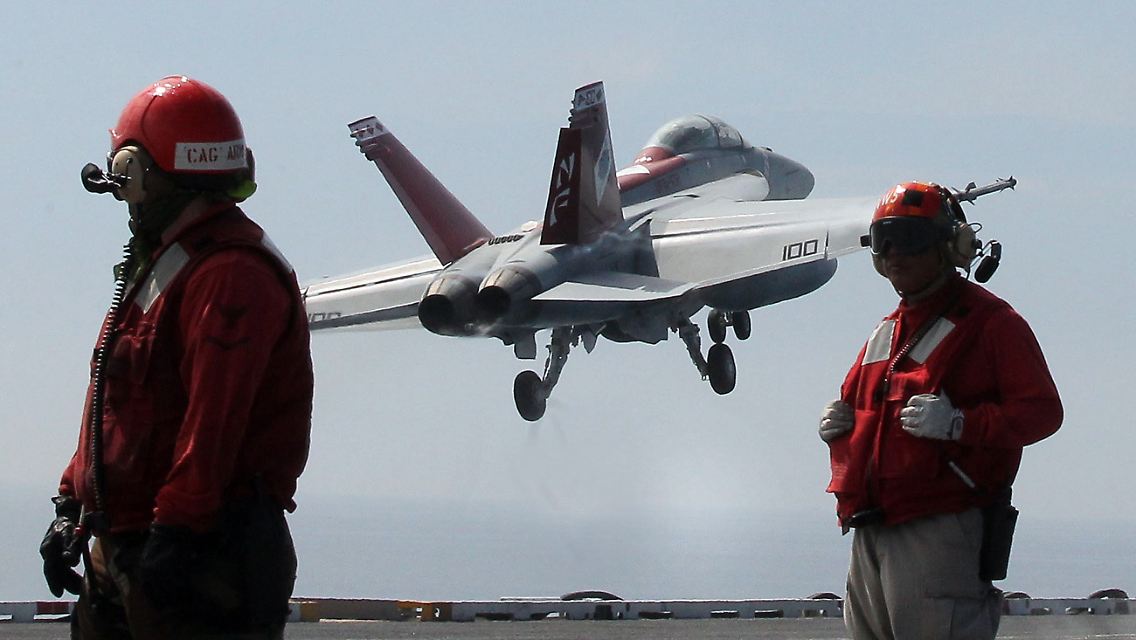 Ein Flugzeug hebt von der USS "George Washington" ab.